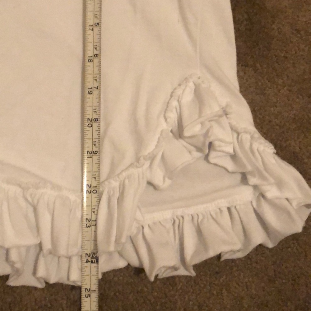 🛍 White Blouse with Ruffle Bottom🤍 - Picture 5 of 5